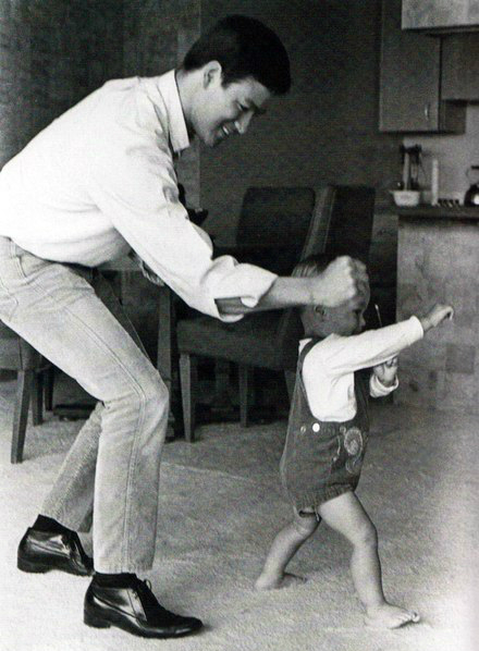 Папа тренирует сына.  Брюс Ли и Брэндон Ли, 1966 год