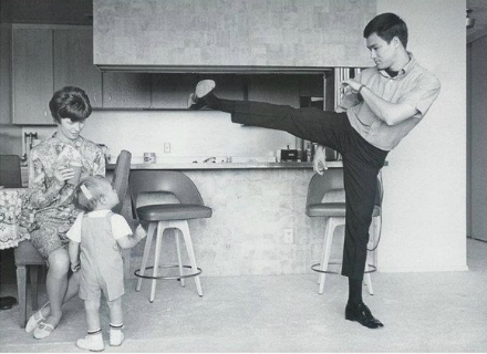 Папа тренирует сына.  Брюс Ли и Брэндон Ли, 1966 год
