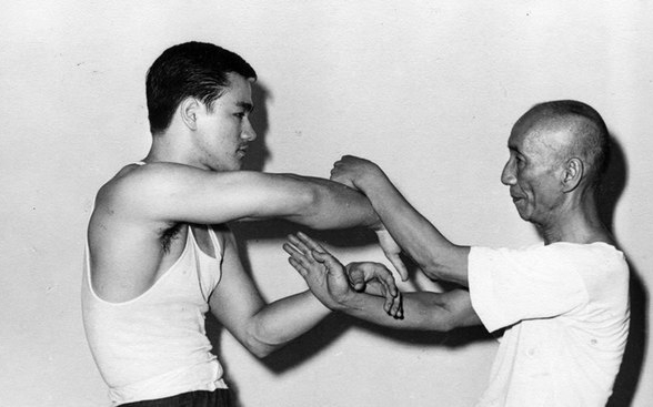 Пятнадцатилетний Брюс Ли тренируется со своим наставником Ип Маном, 1955 год