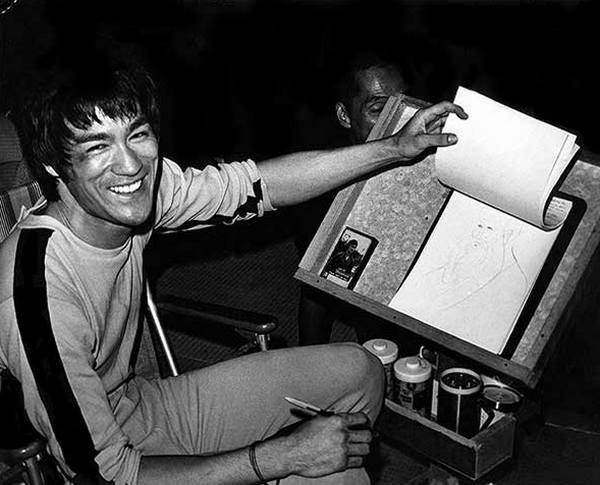 Брюс Ли рисует эскизы во время перерыва на съемках фильма "Игра смерти", 1977 год