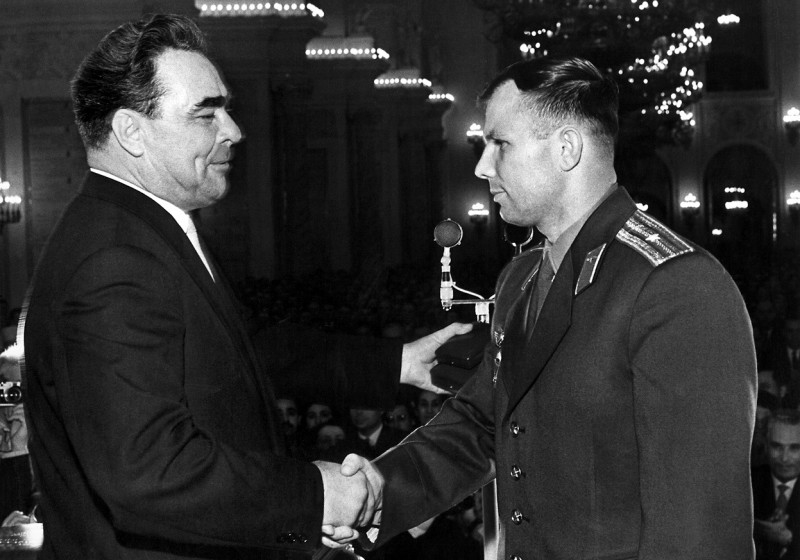 Леонид Брежнев вручает майору Юрию Гагарину орден Ленина и Звезду Героя Советского Союза