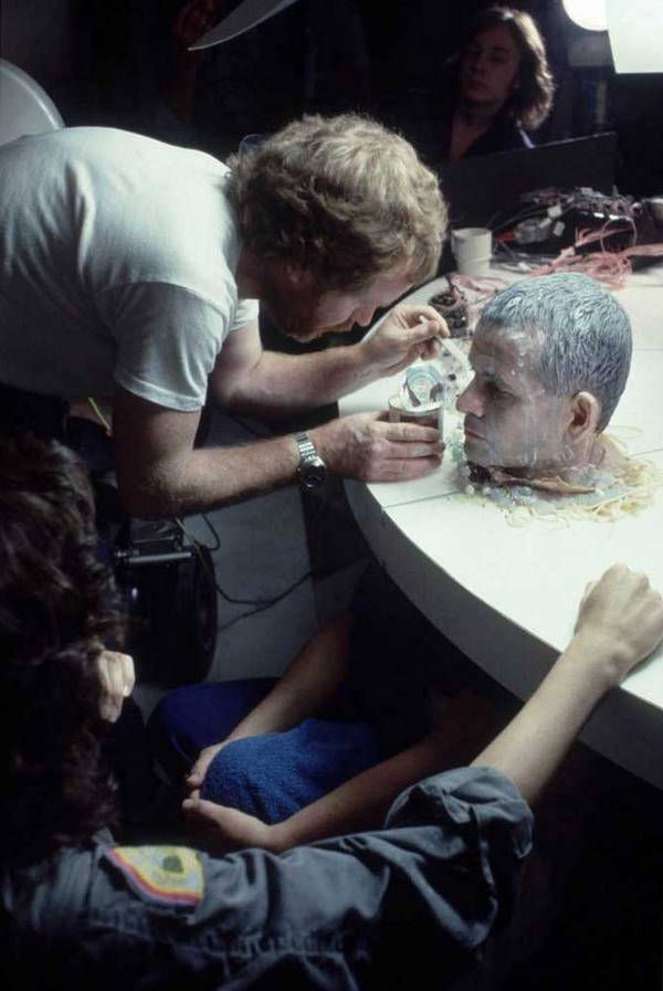 Ридли Скотт наносит сгущенное молоко на лицо Иэна Холма на съемках "Чужого", 1979 год