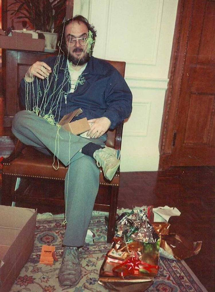 Стэнли Кубрик открывает подарки на Рождество, 1983 год