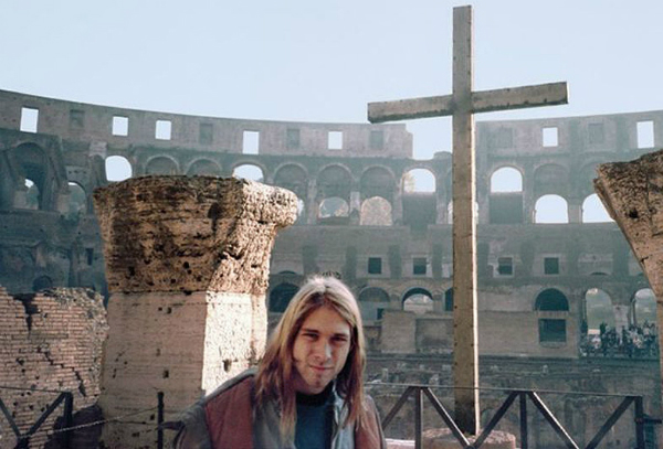 Курт Кобейн на фоне Колизея в Риме, 1989 год