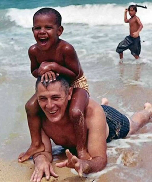 Барак Обама и его дедушка по линии матери Стенли Данхэм.  Гавайи. США. 1965 год