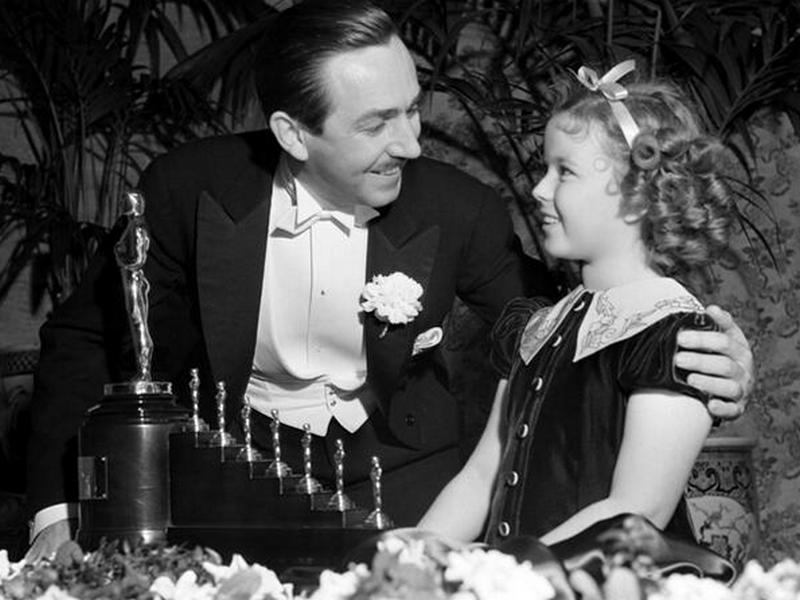 Ширли Темпл вручает Уолту Диснею почетную премию Оскар за "Белоснежку и семь гномов", 1939 год