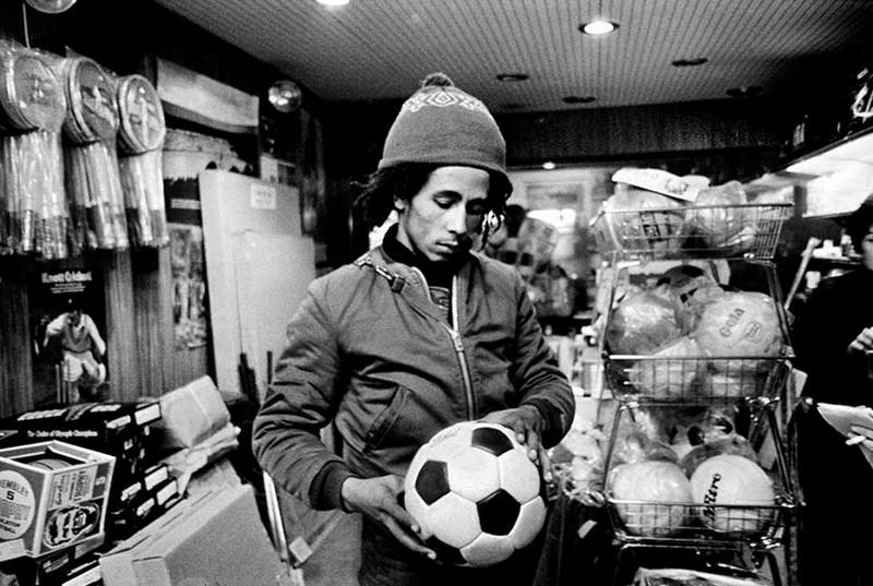 Боб Марли выбирает футбольный мяч в спортивном магазине, 1974 год
