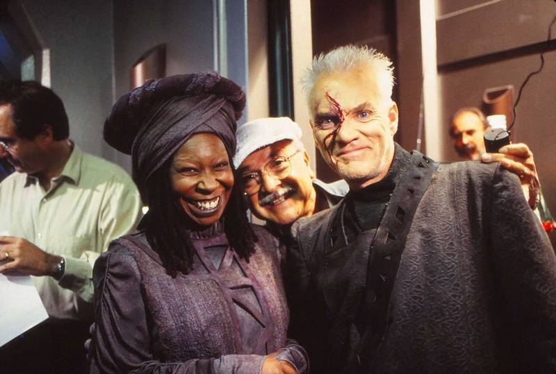 Вупи Голдберг, оператор Джон А. Алонсо и Малкольм Макдауэлл на съемках фильма "Звездный путь 7: Поколения", 1994 год