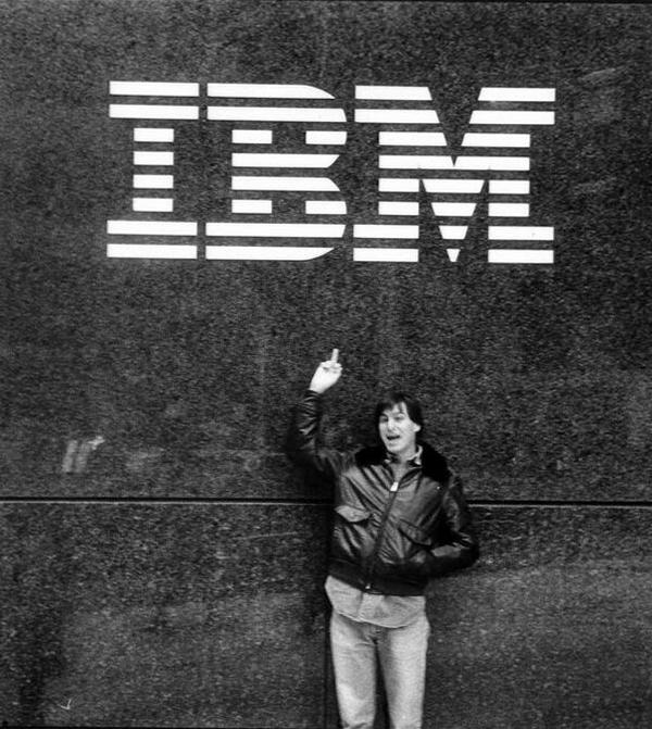 Стив Джобс возле здания компании IBM, 1983 год