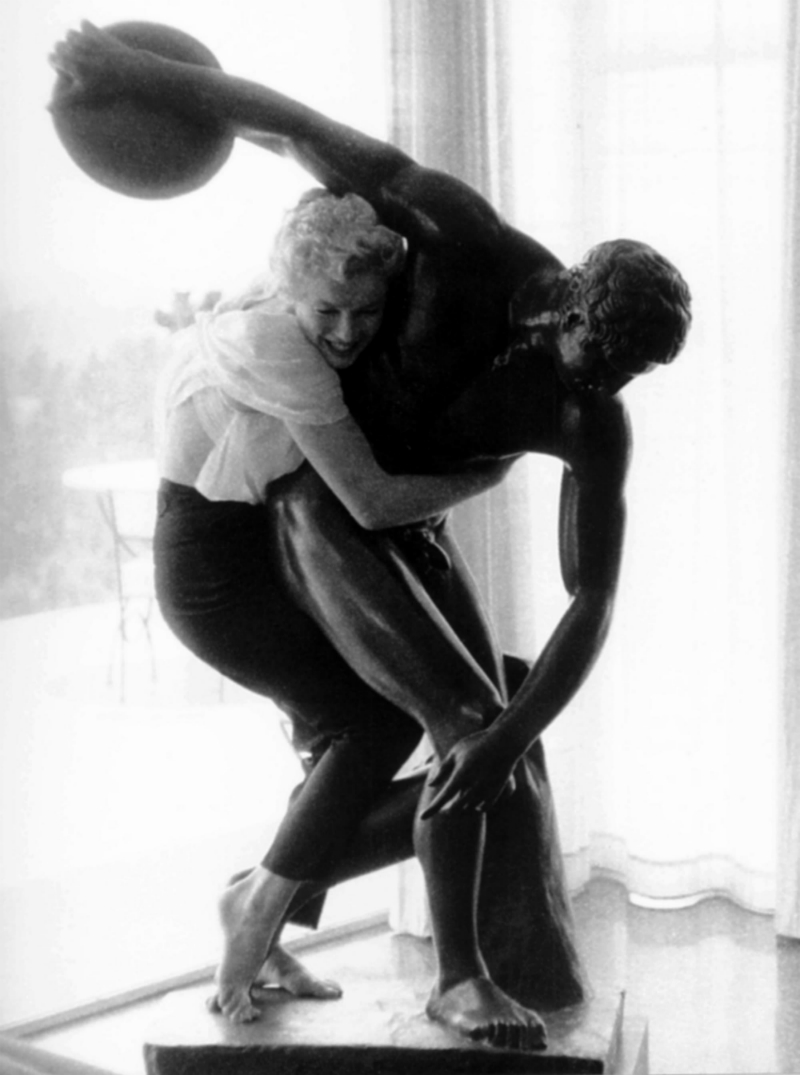 Мэрилин Монро и скульптура «Дискобол», 1956 год