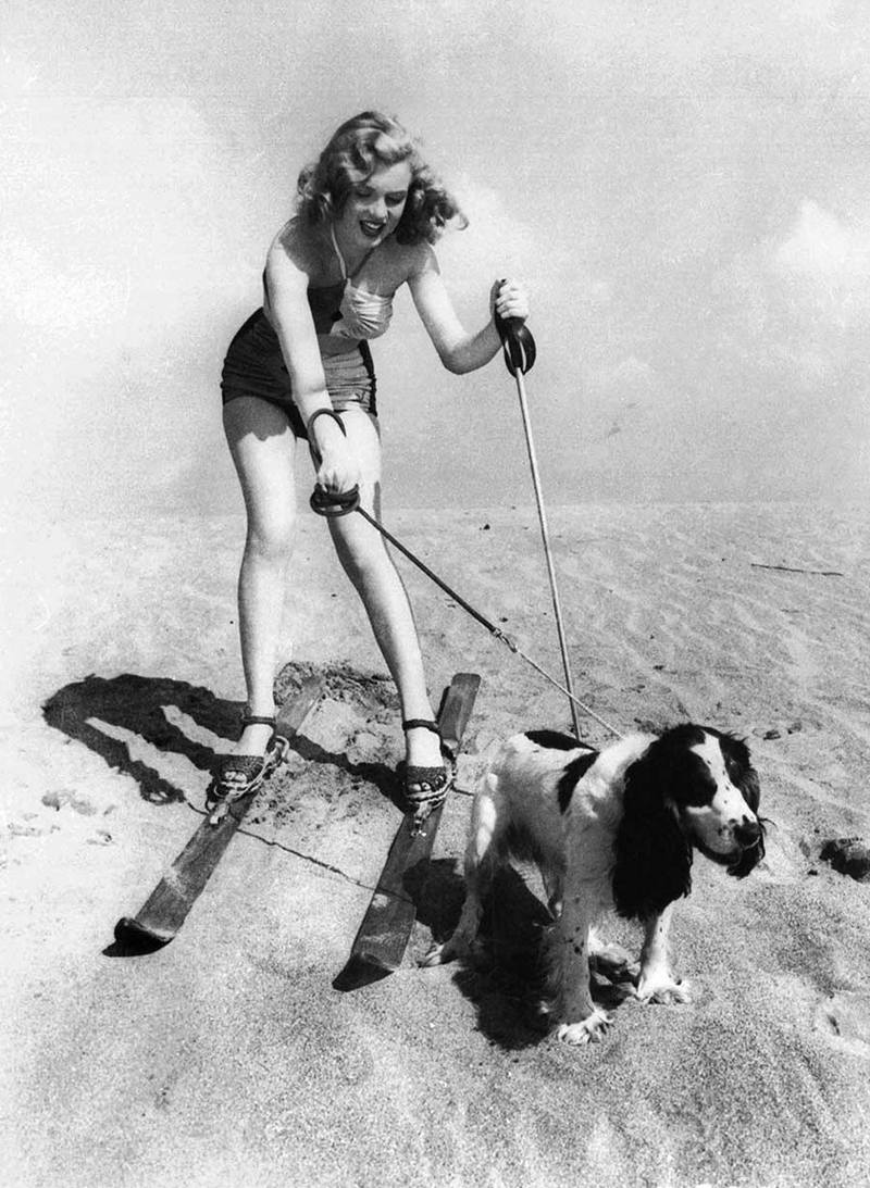 Мэрилин Монро в лыжах на пляже со своей собакой Раффлзом, 1947 год