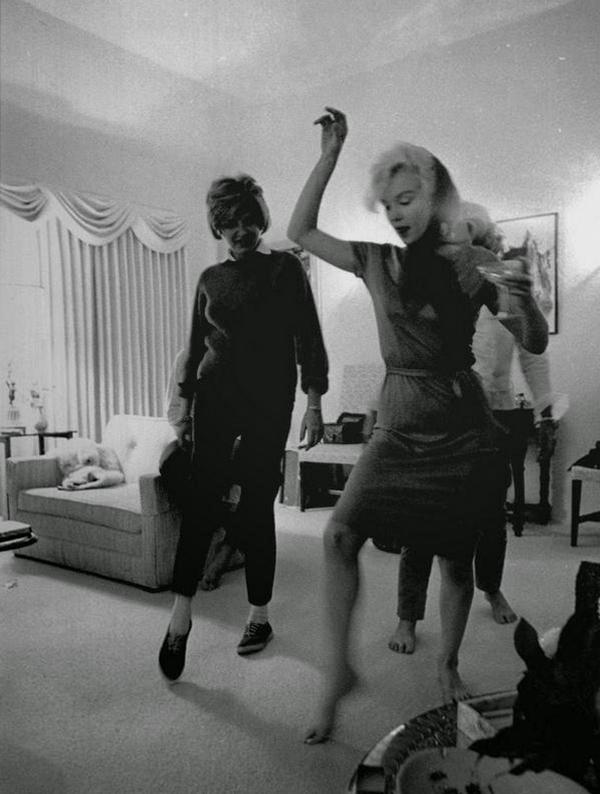 Мэрилин Монро учит Патрисию Кеннеди Лоуфорд танцевать свинг, 1962 год