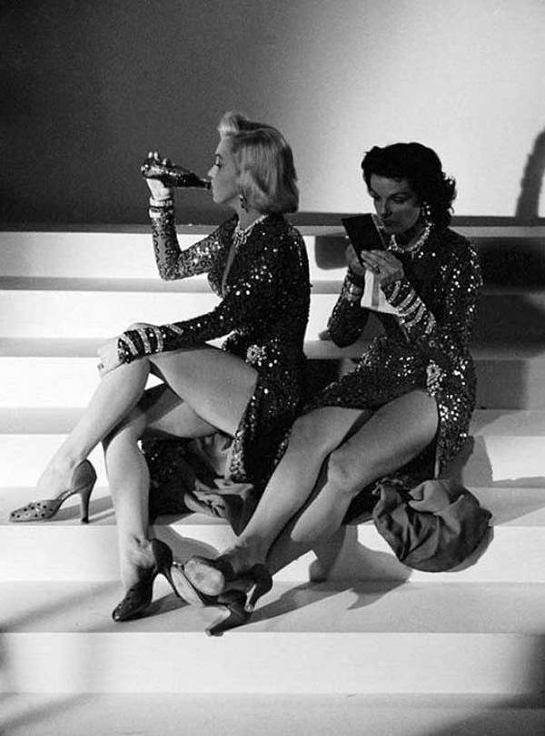 Мэрилин Монро и Джейн Расселл во время перерыва на съемках фильма "Джентльмены предпочитают блондинок", 1952 год