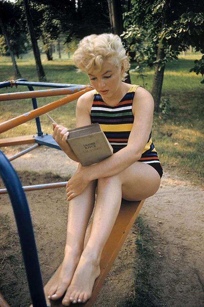 Мэрилин Монро на детской площадке читает роман Джеймса Джойса "Улисс", 1955 год