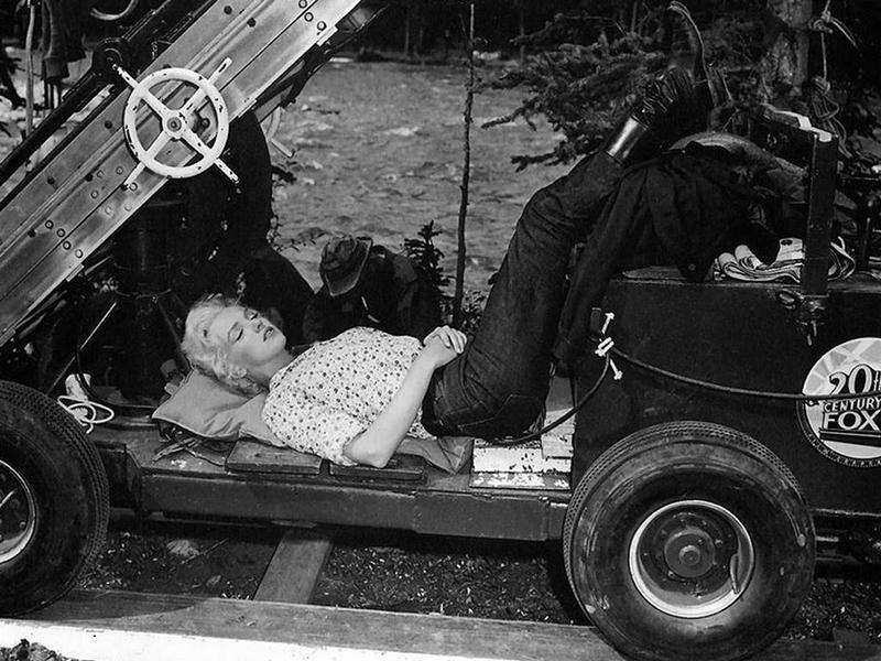 Мэрилин Монро во время перерыва на съемках фильма "Река не течет вспять", 1953 год