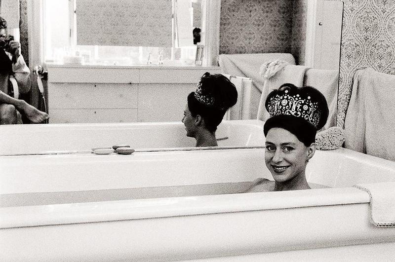 Принцесса Маргарет принимает ванну в своей свадебной тиаре, 1962 год 
