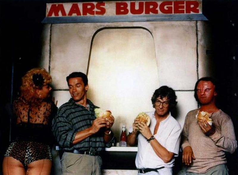 Арнольд Шварценеггер и Пол Верховен поедают "марсианский" бургер на съемках фильма "Вспомнить все", 1989 год