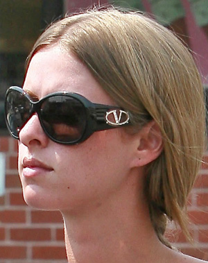 Ники Хилтон и ее солнцезащитные очки