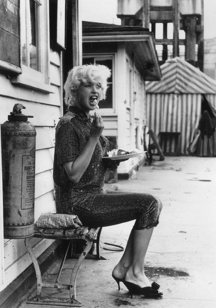 Джейн Мэнсфилд обедает во время перерыва на съемках фильма "Слишком горячая рукоятка", 1959 год