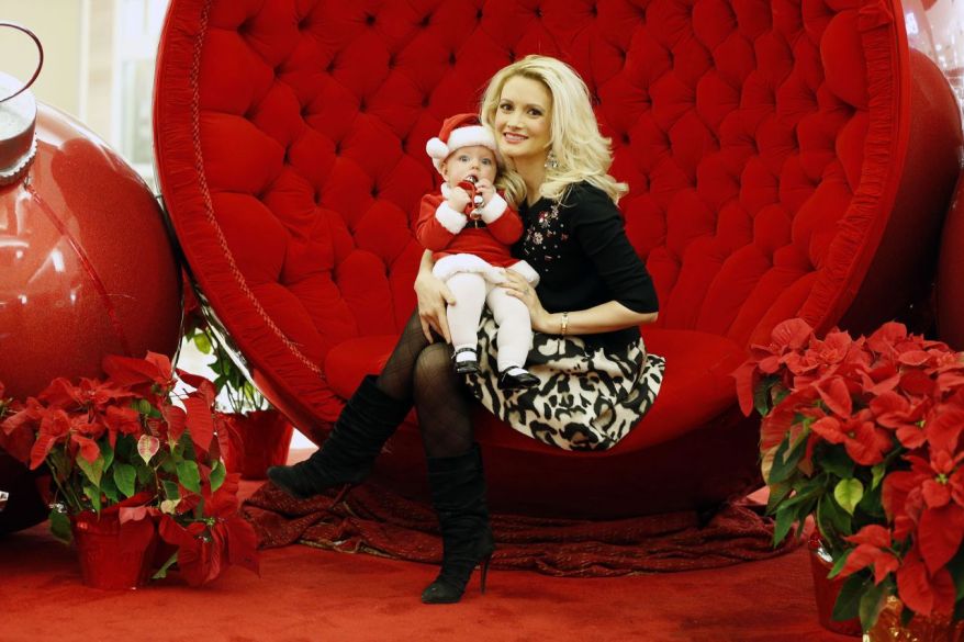 Холли Мэдисон с дочерью Рейнбоу Оророй в рождественской фотосессии с Сантой