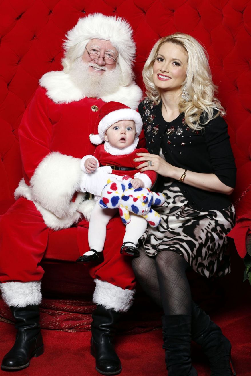 Холли Мэдисон с дочерью Рейнбоу Оророй в рождественской фотосессии с Сантой