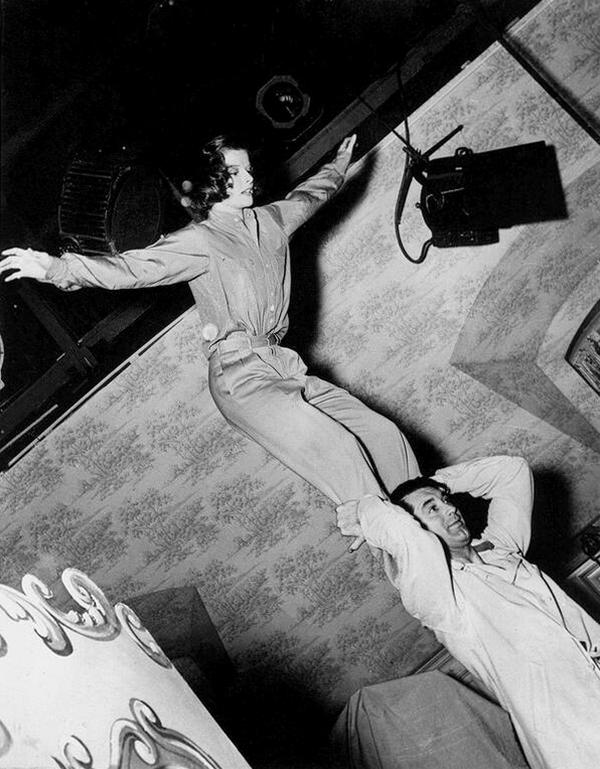 Кэтрин Хепберн и Кэри Грант репетируют сцену сальто на съемках фильма "Праздник", 1938 год