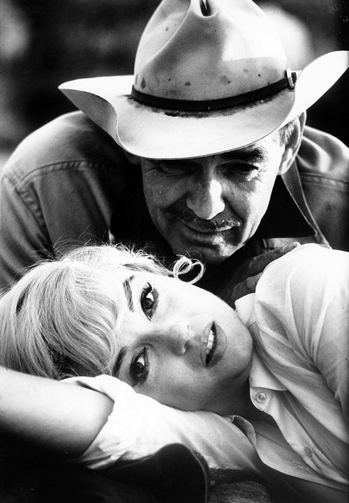 Кларк Гейбл и Мэрилин Монро на съемках фильма "Неприкаянные", 1960 год