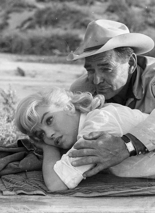 Кларк Гейбл и Мэрилин Монро на съемках фильма "Неприкаянные", 1960 год