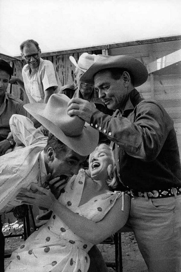 Монтгомери Клифт, Кларк Гейбл и Мэрилин Монро на съемках фильма "Неприкаянные", 1960 год