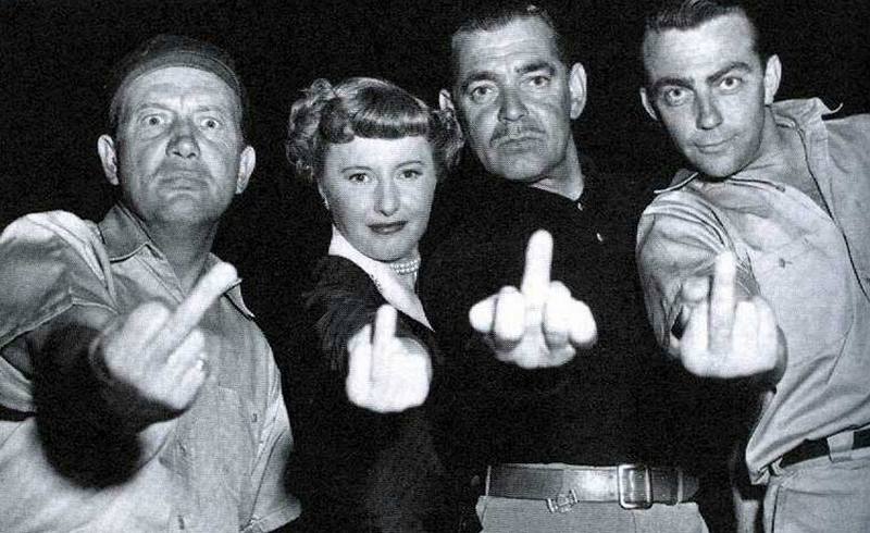 Лью Смит, Барбара Стэнвик, Кларк Гейбл и Билл Хикман на съемках фильма «Порадовать женщину», 1950 год