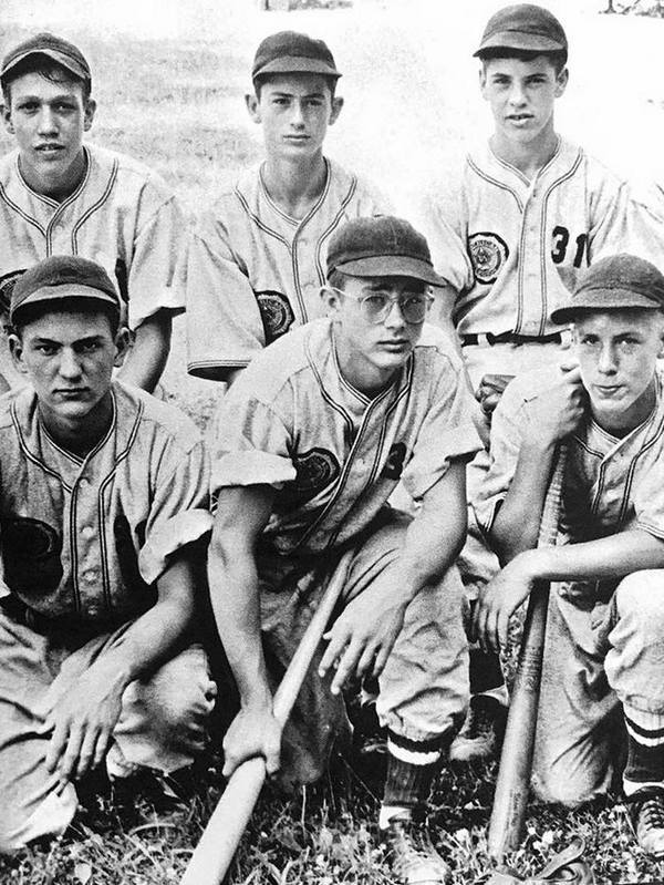 Джеймс Дин со своими товарищами по бейсбольной команде, 1948 год