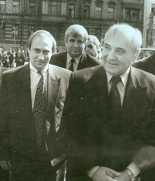 Горбачев уже не президент, Путин - еще не президент.  1994 год