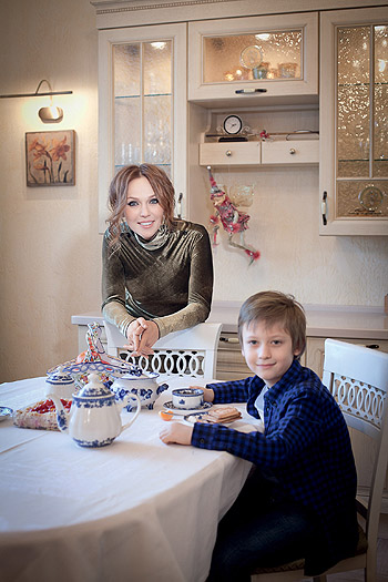 Альбина Джанабаева с сыном в журнале HELLO!