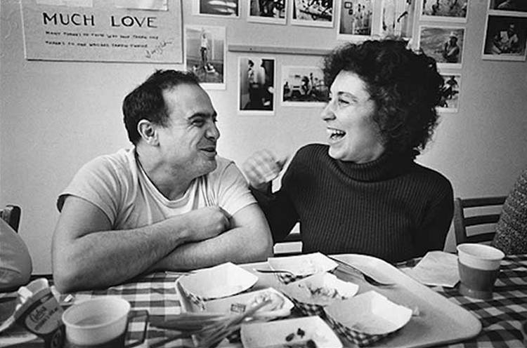 Денни де Вито и его жена Реа Перлман во время перерыва на съемках фильма "Пролетая над гнездом кукушки", 1975 года