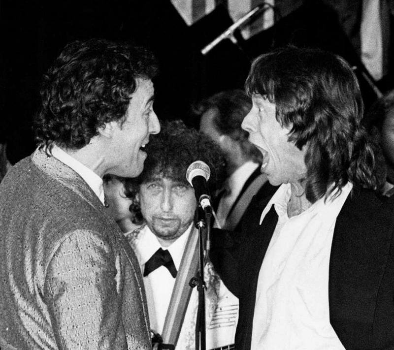 Боб Дилан смотрит на выступление Брюса Спрингстина и Мика Джаггера на третей ежегодной церемонии включения в Зал славы рок-н-ролла, 1988 год