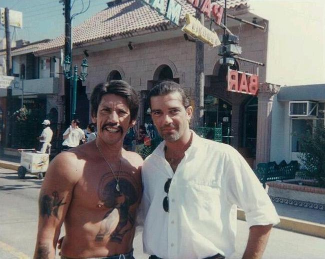 Дэнни Трехо и Антонио Бандерас на съемках фильма "Отчаянный", 1994 год