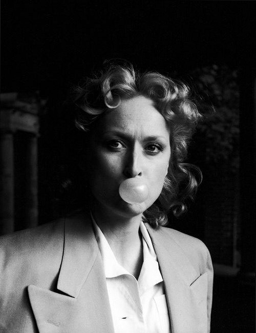 Мерил Стрип жует жевательную резинку во время съемок фильма "Выбор Софи", 1982 год