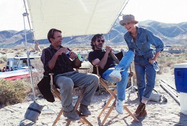 Сэм Нилл, Стивен Спилберг и Лора Дерн на съемках фильма "Парк Юрского периода", 1992 год