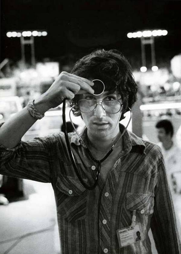 Стивен Спилберг со стетоскопом на съемках фильма "Близкие контакты третьей степени", 1977 год