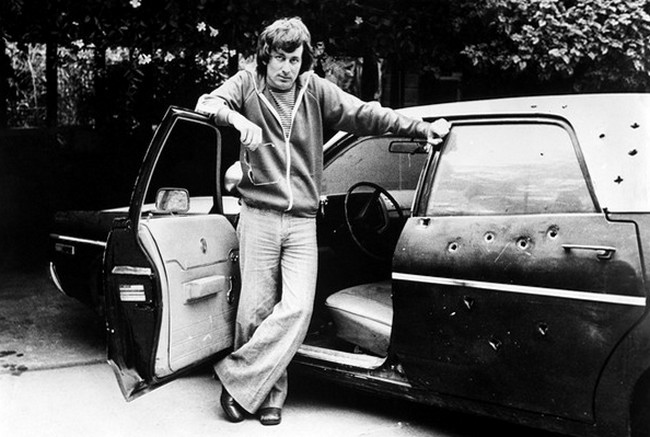 Стивен Спилберг возле машины с картины "Шугарлендский экспресс", 1973 год