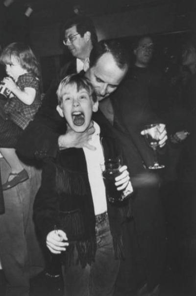 Маколей Калкин и Джо Пеши на вечеринке после премьеры фильма «Один дома», 1990 год