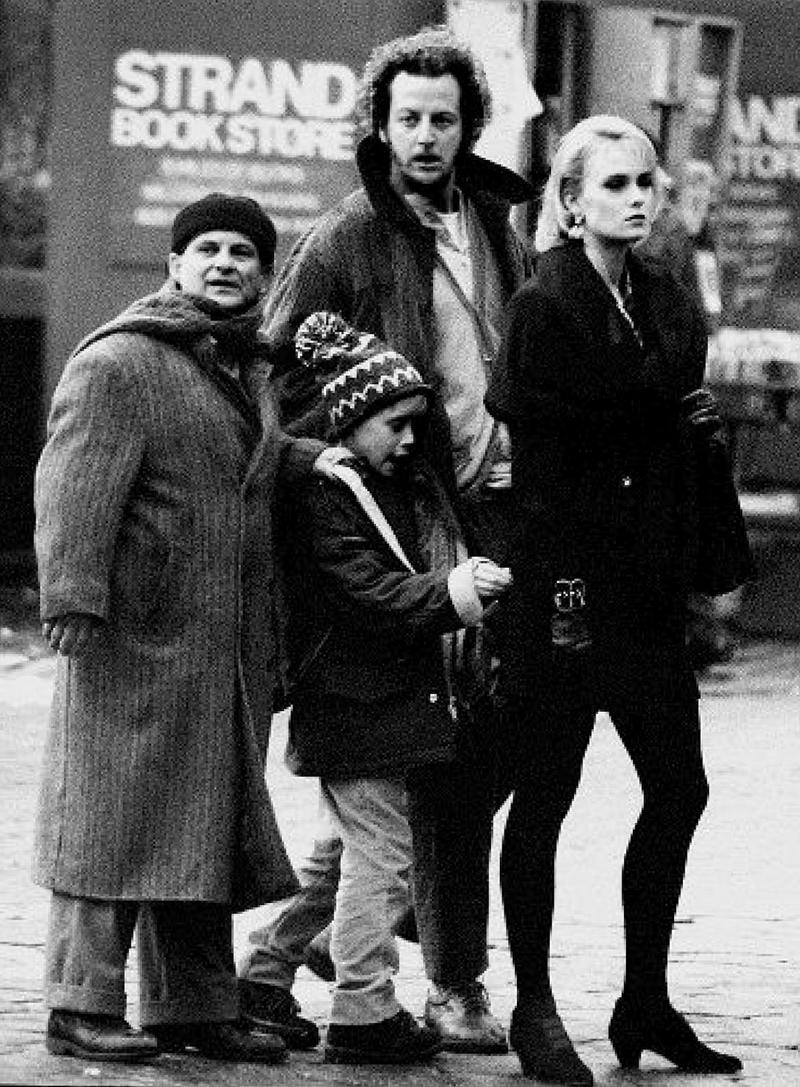 Джо Пеши, Маколей Калкин, Дэниел Стерн и Ли Циммерман на съемках фильма "Один дома 2" в Нью-Йорке, 1991 год