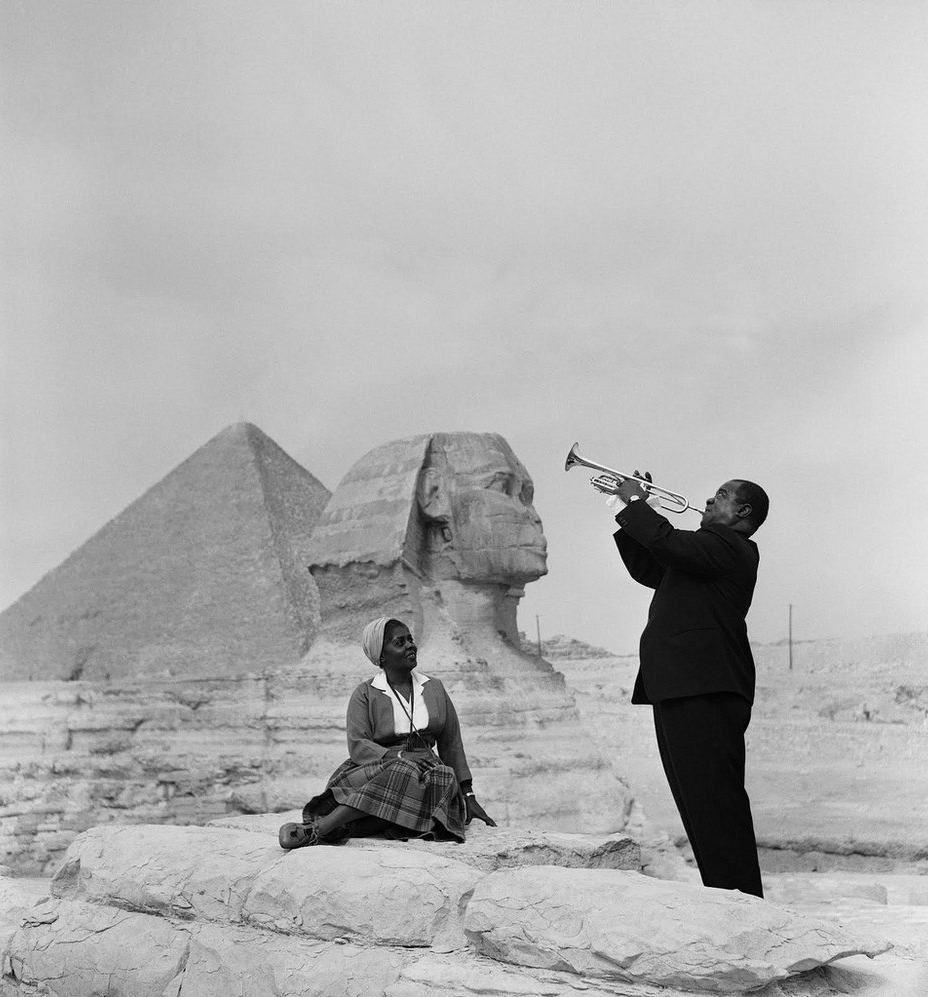 Луи Армстронг играет для совей жены в Гизе, Египет