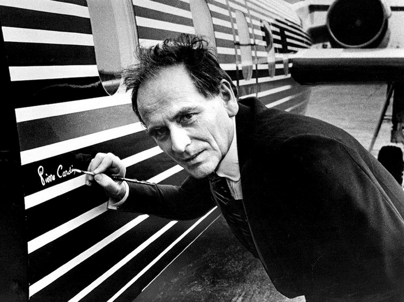 Пьер Карден на борту своего реактивного самолета "West Wind", дизайн которого он сам разработал, 1978 год