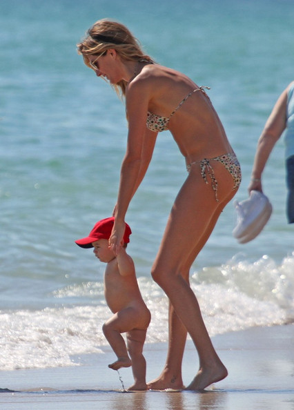 Жизель Бундхен с сыном на пляже в Майами