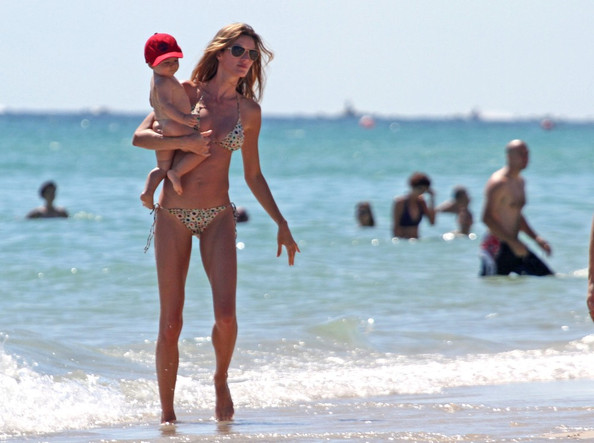 Жизель Бундхен с сыном на пляже в Майами