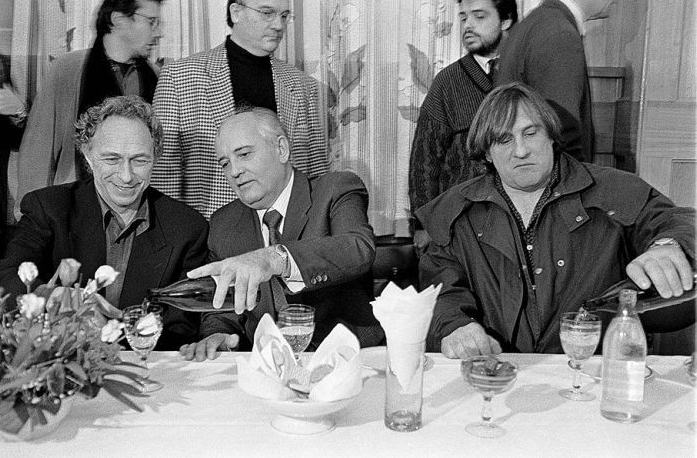 Жерар Депардьё, Михаил Горбачев, Пьер Ришар на московском международном кинофестивале в июле 1993 года