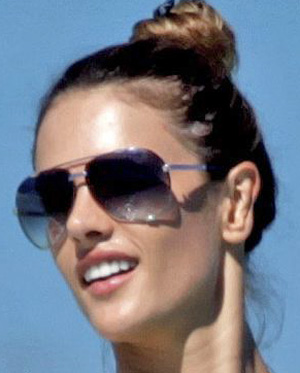 Алессандра Амброзио и ее солнцезащитные очки