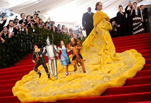 Пародии на платье Рианны с бала Met Gala 2015