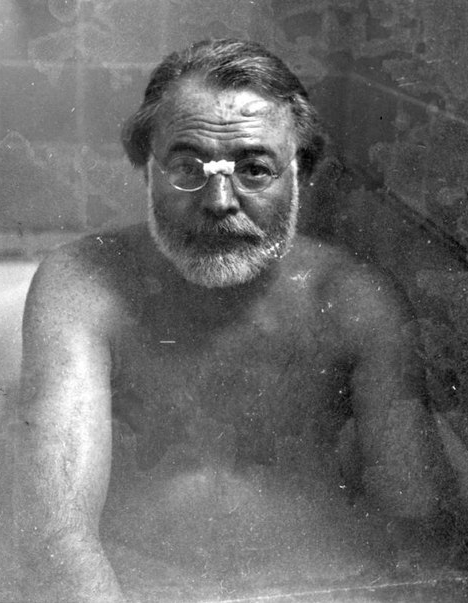 Хемингуэй принимает ванну, апрель 1949 года